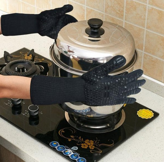 Heat-resistant grill gloves with non-slip silicone palm